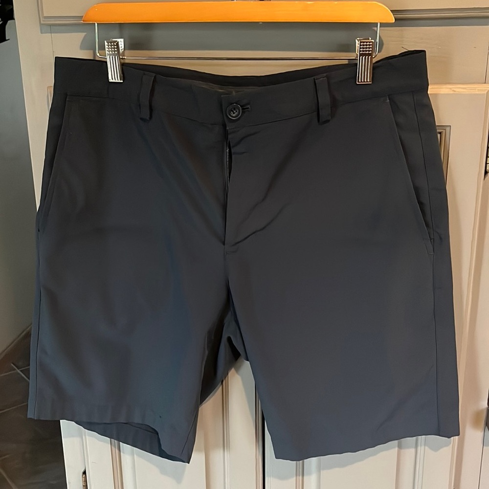 Men’s navy Vineyard Vines golf shorts